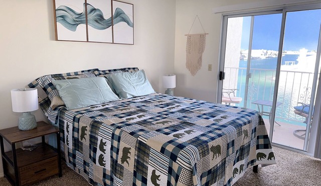 Cozy 3-bedroom Lakefront Condo Helendale
