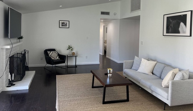 Cozy 3 bedroom residential home in Woodland Hills!