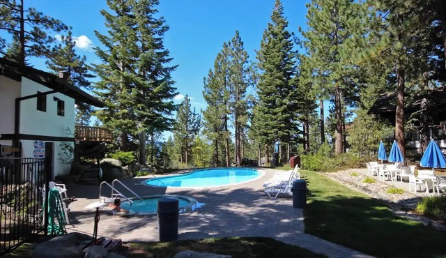 Cozy 3-bedroom chalet in lovely South Lake Tahoe with WiFi