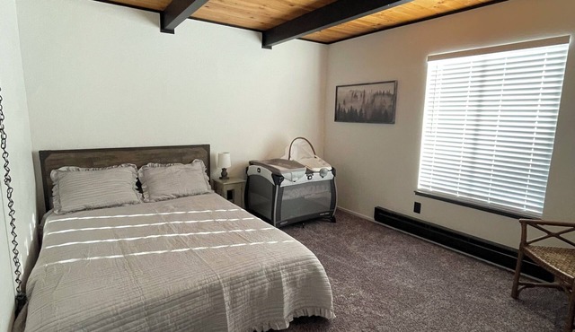 Cozy 4-bedroom cabin near Yosemite with WiFi close to downtown Groveland