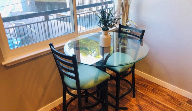 Cozy and bright 1-BR apartment in the Belmont Hills