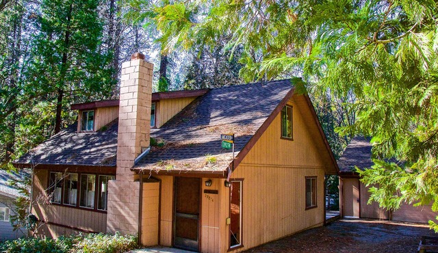 Cozy Bass Lake home in Willow Cove with fireplace, grill & deck