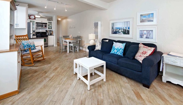 Cozy Beach Bungalow - Walk to Seal Beach, Shops, Dining