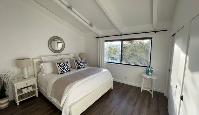 Cozy Beach Get-away with Awesome City and Mountain Views