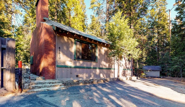 Cozy Cabin for Two with Furnished Patio - Close to the Villae & Lake, Dogs OK
