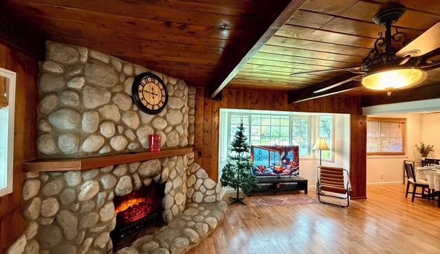 Cozy Cabin Style 3 Bedroom, 2 Bathroom Guesthouse