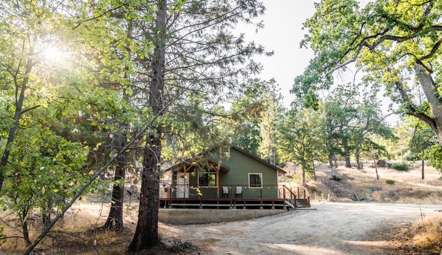 Cozy CaliCabin bordering the Sierra National Forest, Bass Lake and Yosemite