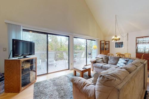 Cozy Chalet (15-013)