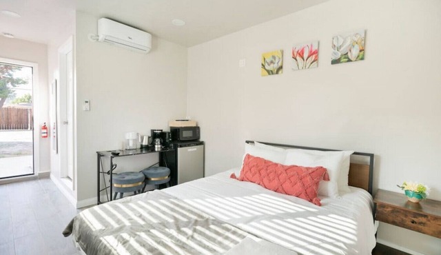 Cozy Compact Studio: Queen Bed, Fast Internet, Laundry, and a Serene Backyard
