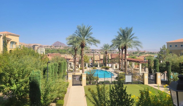 Cozy condo in fabulous Lake Las Vegas with 2 pools and a hot tub!