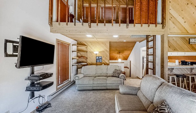 Cozy condo with deck, pools & hot tubs - great location near Shaver Lake