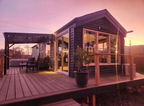 Cozy Covelo Tiny Home - Hot Tub & Oaks in Covelo