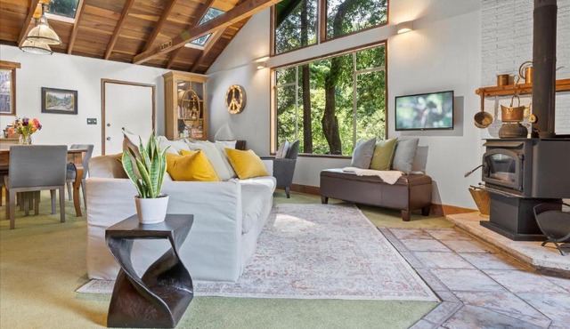 Cozy Creek Cabin - On Austin Creek Hot Tub - Dog Friendly - BBQ Grill - Fast WiFi