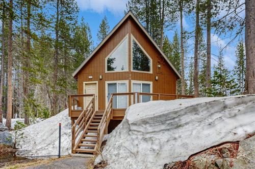 Cozy dog-friendly getaway with wood stove & washer&dryer