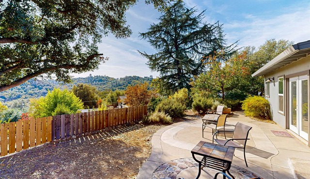 Cozy dog friendly home, perfect retreat for outdoor activities