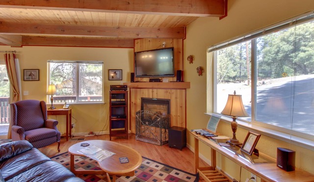 Cozy family-friendly mountain chalet with pool - near Yosemite