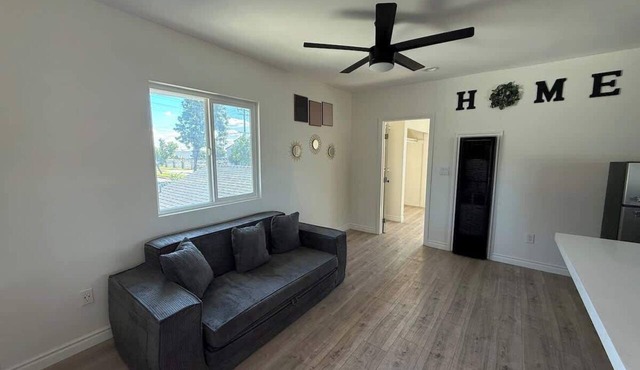Cozy Home Minutes to Beach Cities!