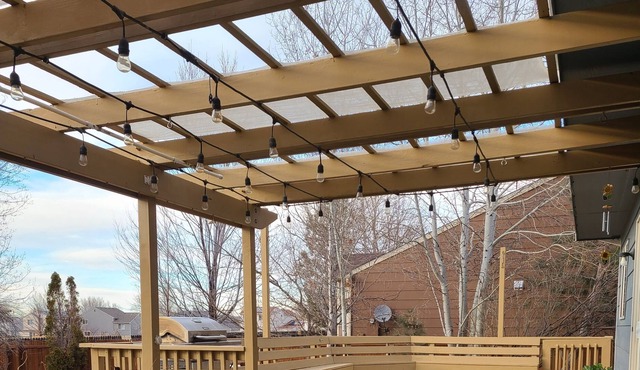 Cozy Home with mountain views, large deck and hot tub in Frederick