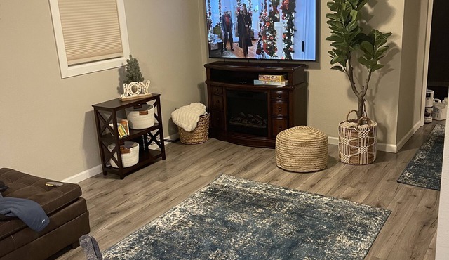 Cozy home within walking distance to the mall & food. 8 minute drive to downtown in Spokane