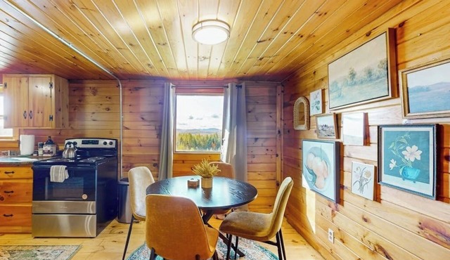 Cozy house w/mountain views, large yard, firepit, wifi, jetted tub, TV, EV in Glover