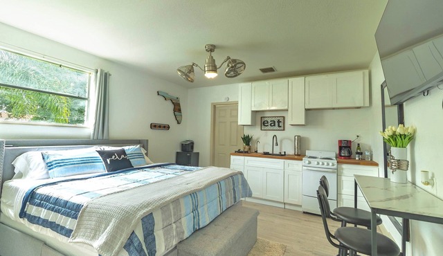 Cozy KING bed Guest Suite in sunny Orlando Fl, near Universal and Disney in Orlando