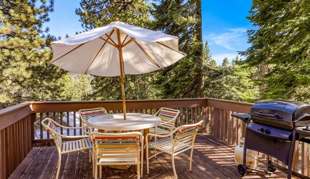 Cozy Lakeshore Cabin Near Skiing, Hiking & Fishing