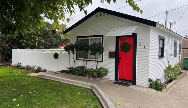 Cozy little cottage W/private yard in town