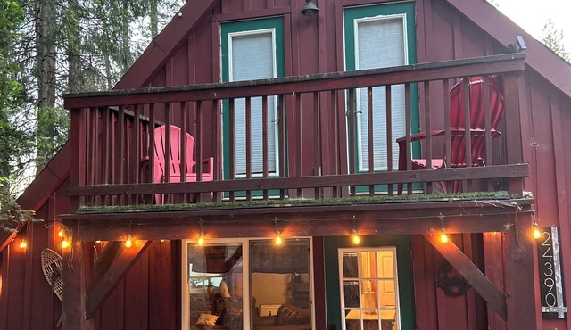 Cozy Little Red Cabin 1 bedroom with AC in adorable Mi-Wuk Village