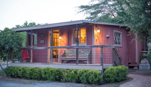 COZY 'LOVE SHACK' with kitchen, pool and infinity hot tub - near CALISTOGA