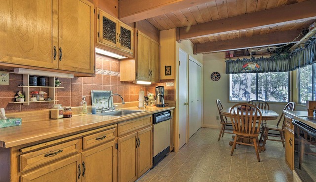 Cozy Mi-Wuk Village Cabin w/Porch Near Stanislaus!