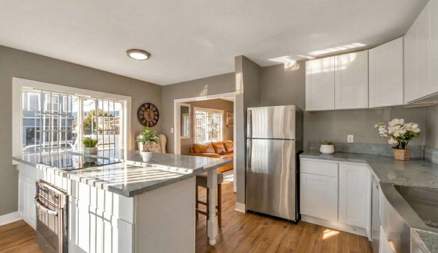 Cozy Oakland 2BR Home - Near Airport, BART & I-880