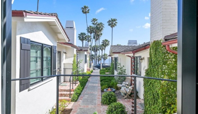 Cozy Oceanfront Cottage, Perfect Location!