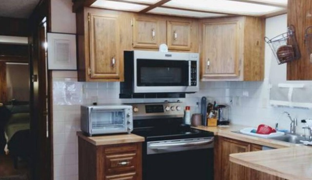 Cozy Park Model home in a 55+ resort located in Apache Junction, Arizona in Apache Junction