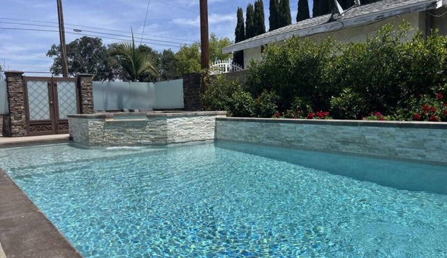 Cozy Pool & Jacuzzi Home with Game Room