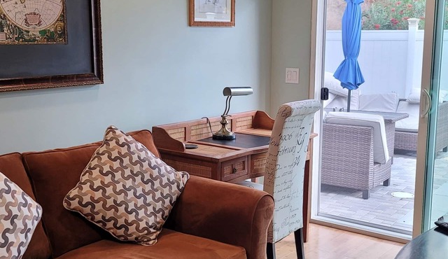 Cozy Poolside Casita Centrally Located to LA and OC Attractions