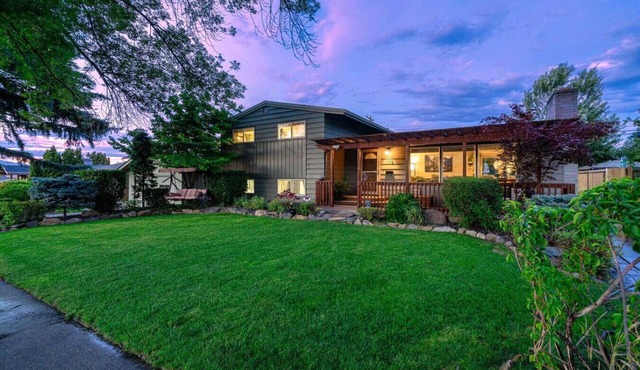 Cozy & Quiet with Saddlerock Views in Wenatchee