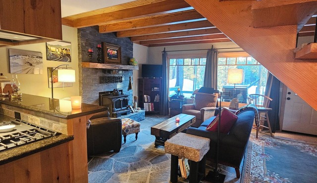 Cozy railroad-inspired cabin near top ski resorts – the perfect mountain escape!