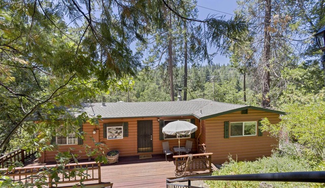 Cozy Red Cabin - King bed, short drive to Dodge Ridge & Pinecrest Lake.