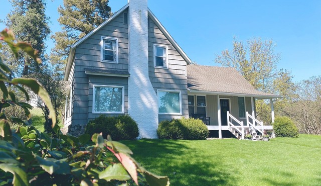 Cozy restored farmhouse on the river! Hot tub, wildlife and trails to explore! in Colbert