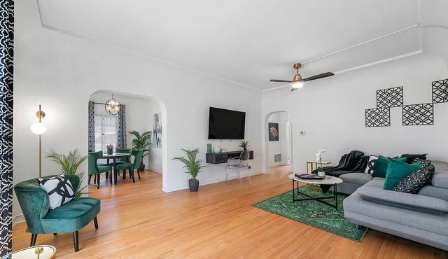 Cozy Retreat by Beverly Hills w/Parking, Laundry, & Sofa Bed