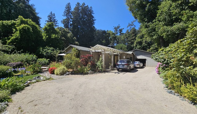 Cozy retreat near woods and sea