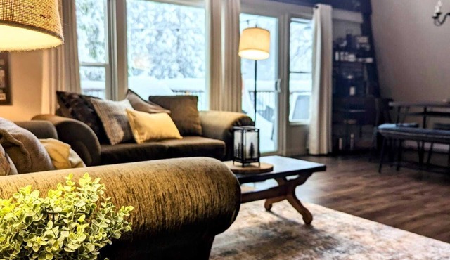Cozy Ski Retreat in Cold Springs w/Projector & PS4! Dodge Rdg 7mi/Pinecrest 5mi