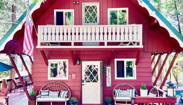 “Cozy StoryBook Cabin Getaway” ~Pet Friendly~