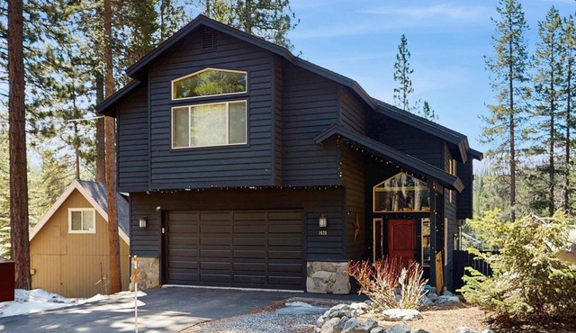 Cozy Tahoe home near the best of South Lake with fireplace, WiFi, & skiing nearby