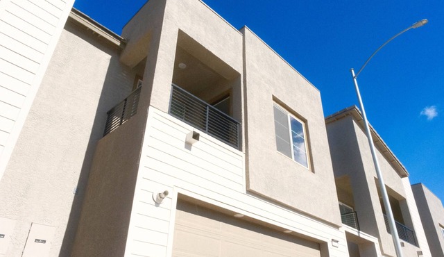 Cozy townhome in charming Henderson with AC, WiFi