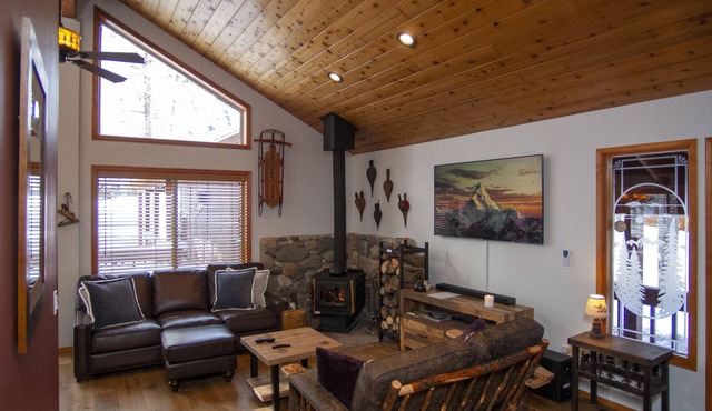 Cozy Truckee cabin in Tahoe Donner with modern luxuries and e-vehicle charging