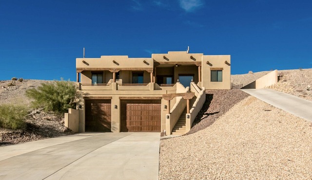 CUSTOM Luxury Home, Designer Infinity Pool/Spa, Backyard Entertaining Area.