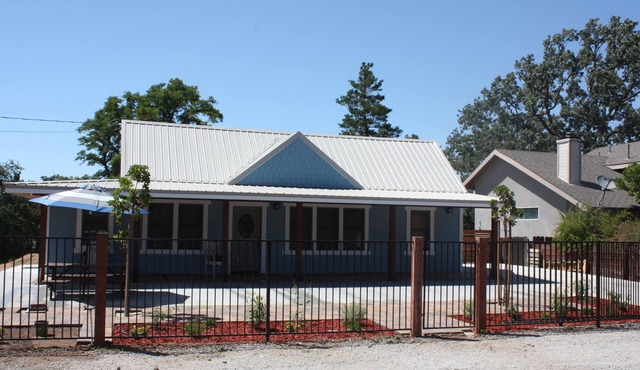 Cute and cozy two bedroom house in beautiful downtown Templeton California. .
