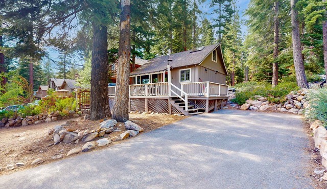 Cute cabin with spacious porch, walk to beach & dining, central to ski resorts