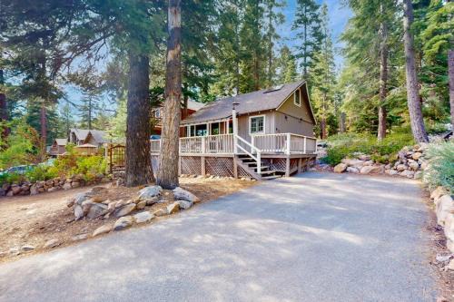 Cute cabin with spacious porch walk to beach & dining central to ski resorts